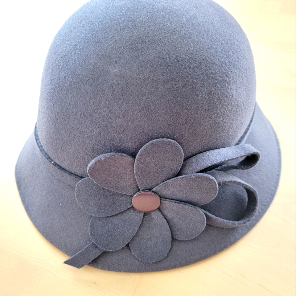 Women's Gray Felt Cloche Hat with Flower Accent - Unbranded